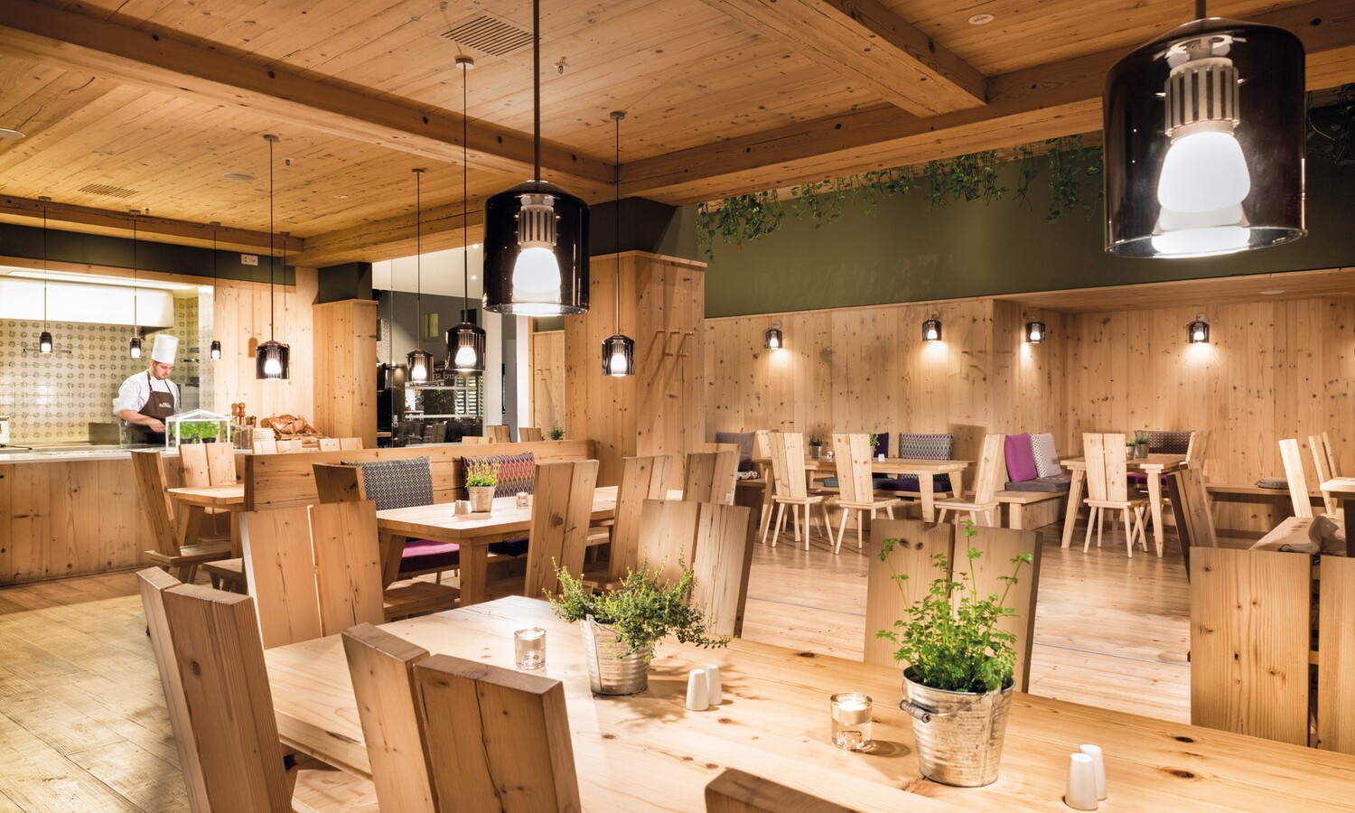 Gemütliches Restaurant "Estrel Stube" mit offener Küche