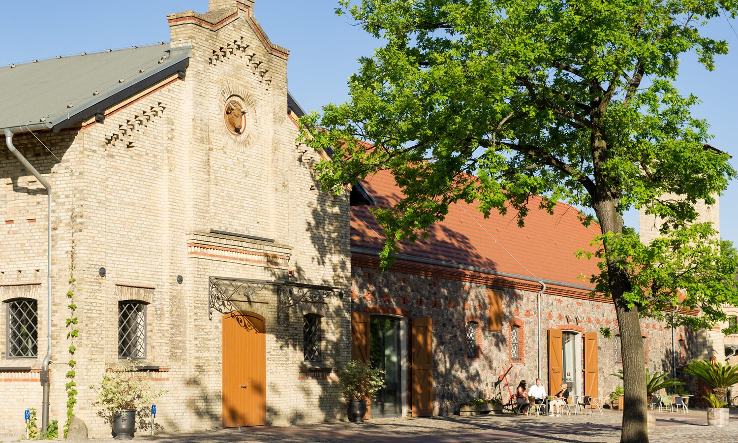 Außenansicht vom Ochsenstall auf dem Gutshof Schloss Britz