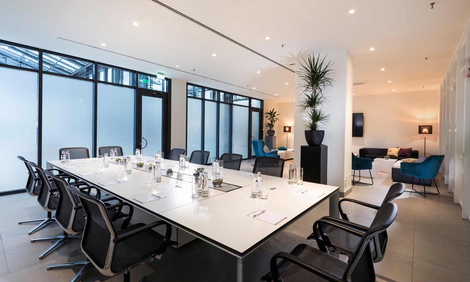 Besprechungsraum Passage Office mit Besprechungstisch und Sitzlounge