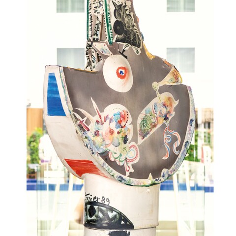 Keramikkunst am Haupteingang vom Estrel Berlin