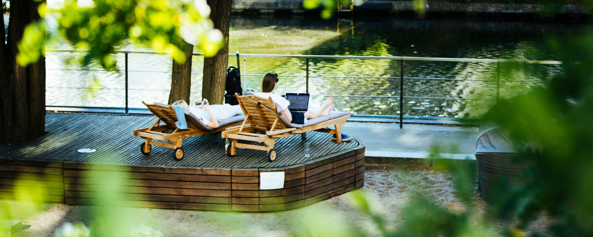 Entspannen auf der Liege im Waterfront