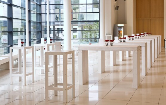 Stehtische im Foyer 3 im ECC Berlin