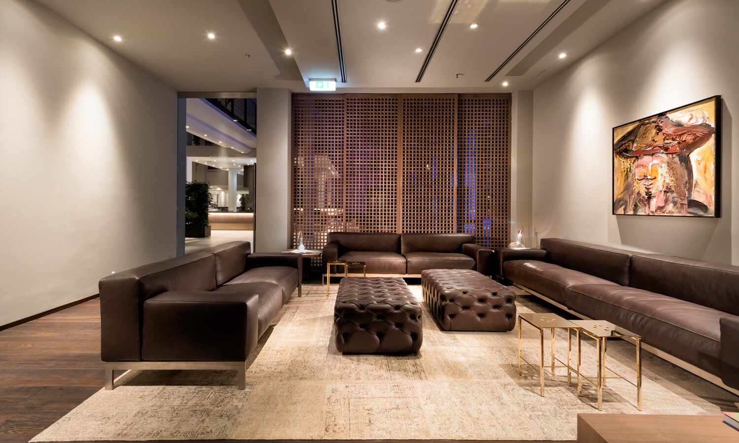 Sitzlounge im Eingang des Estrel Privee