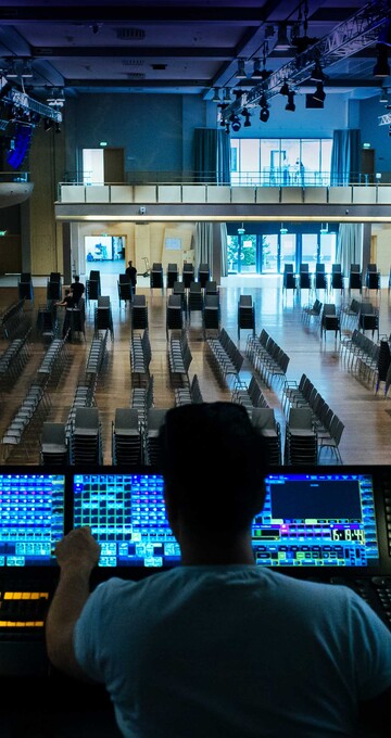 Veranstaltungstechniker am Lichtpult mit Blick in Convention Hall I