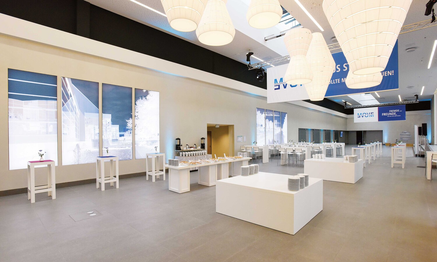 Aufbau von Stehtischen und Cubes für Mittagspause