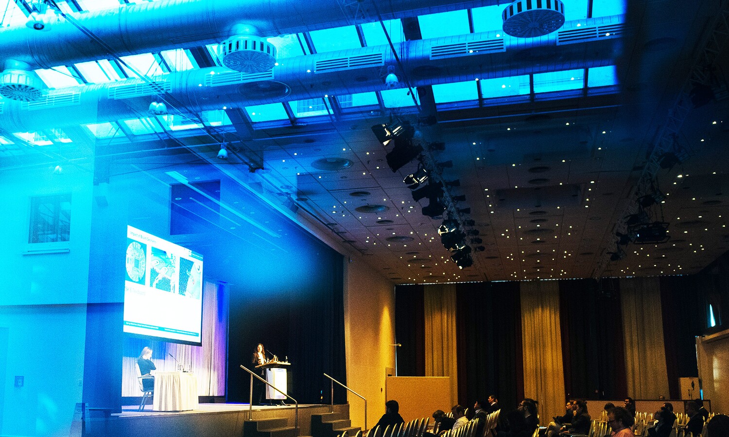 Vortrag auf Bühne im Estrel Saal