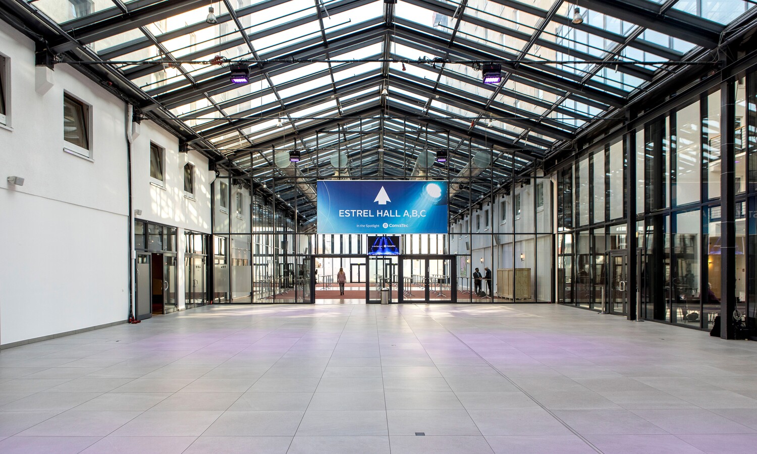 Lichtdurchfluteter Durchgang zum Estrel Saal