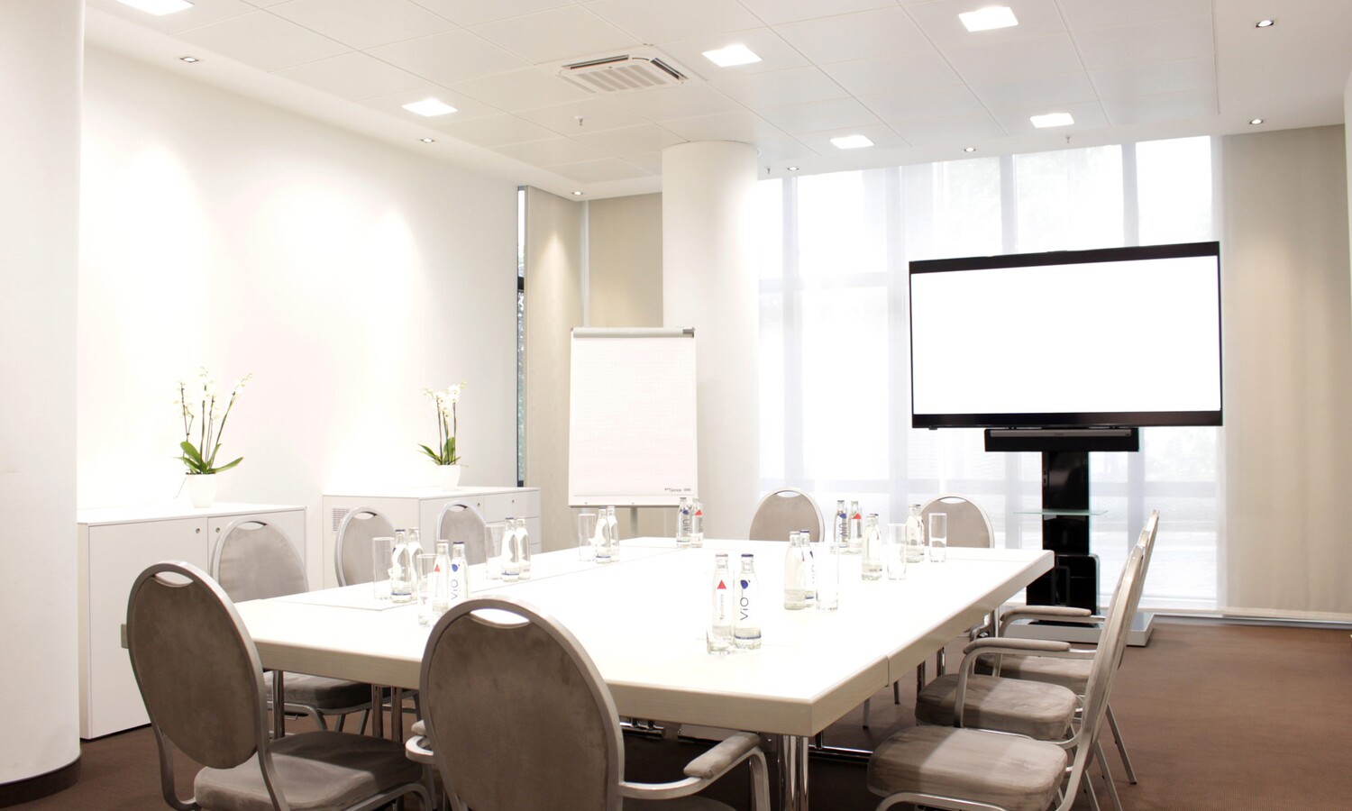 Besprechungsraum in Blockbestuhlung mit Flipchart und Mediatechnik