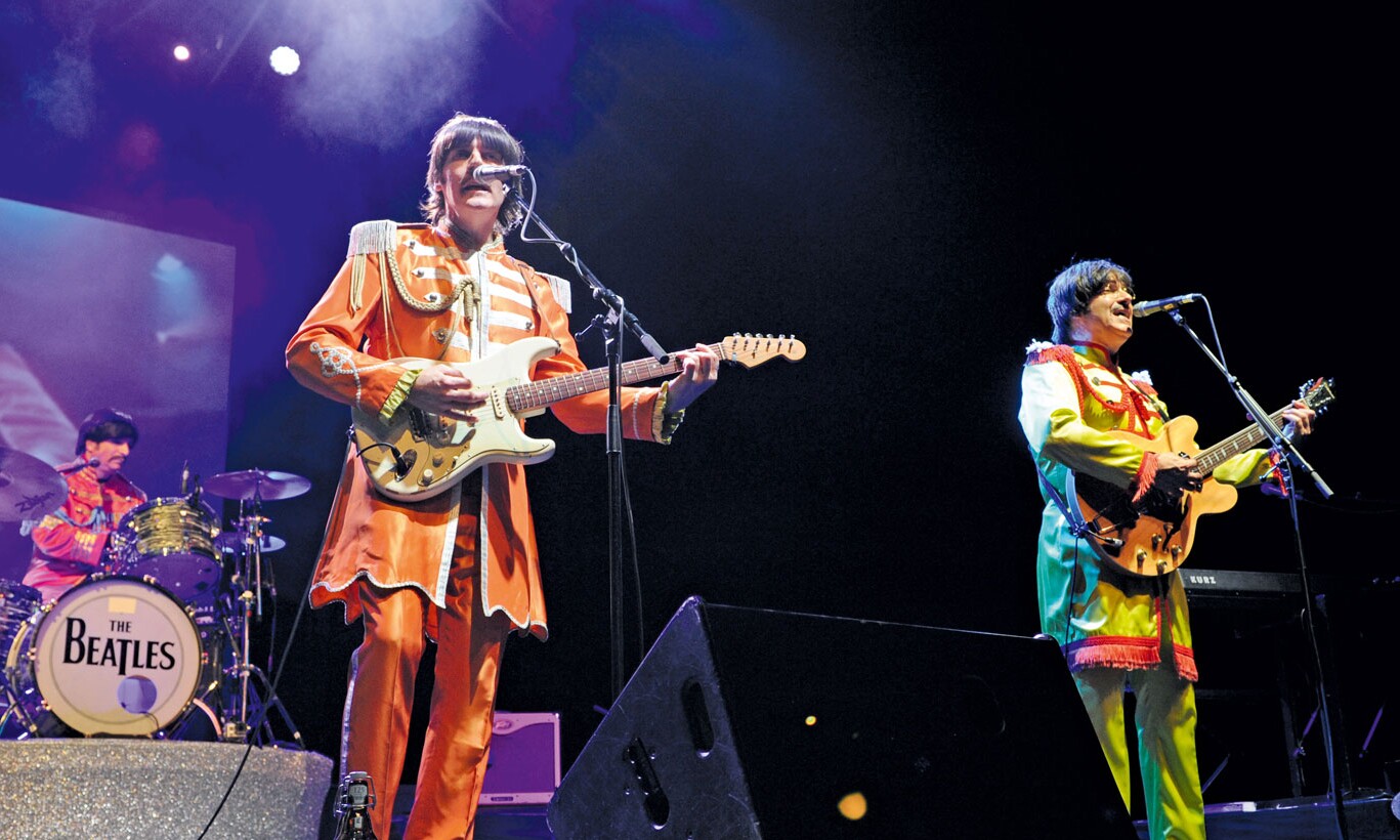 Darsteller des Musical "all you need is love" im Estrel Berlin