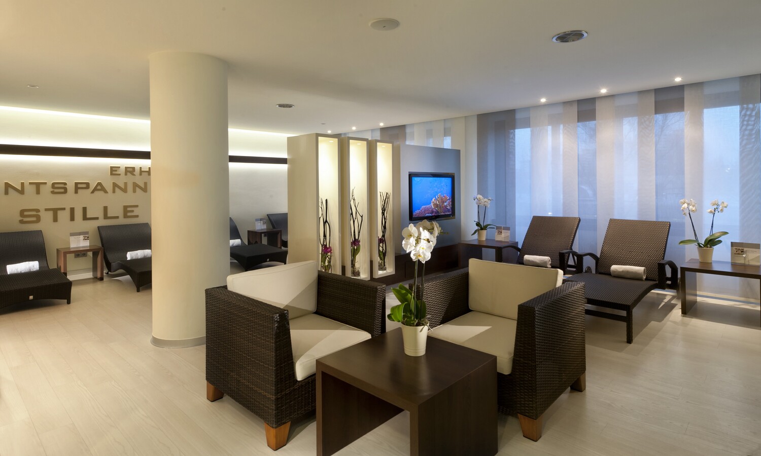 Gemütlicher Ruheraum mit Liegen und Sitzmöglichkeiten im Estrel Wellnessbereich