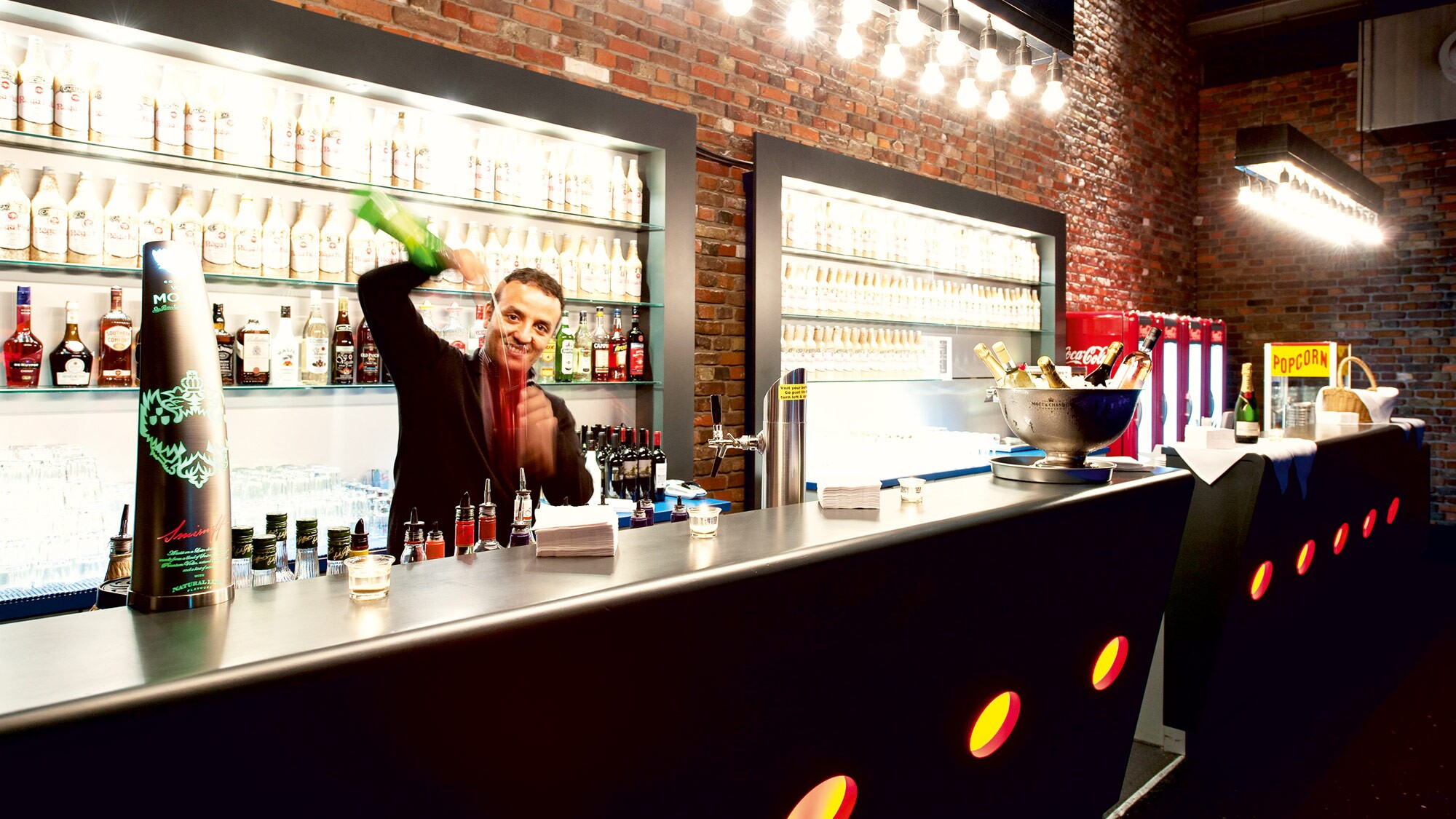 Barkeeper mixt Cocktails im Estrel Showtheater Berlin