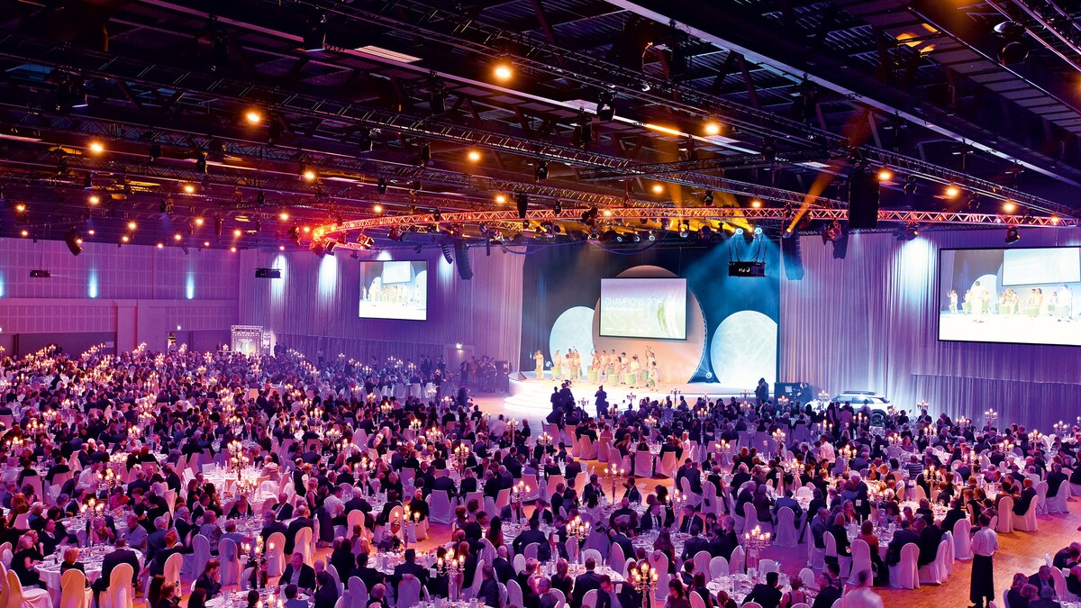 Bankettbestuhlung mit Showbuehne zur Champions Gala im ECC Berlin