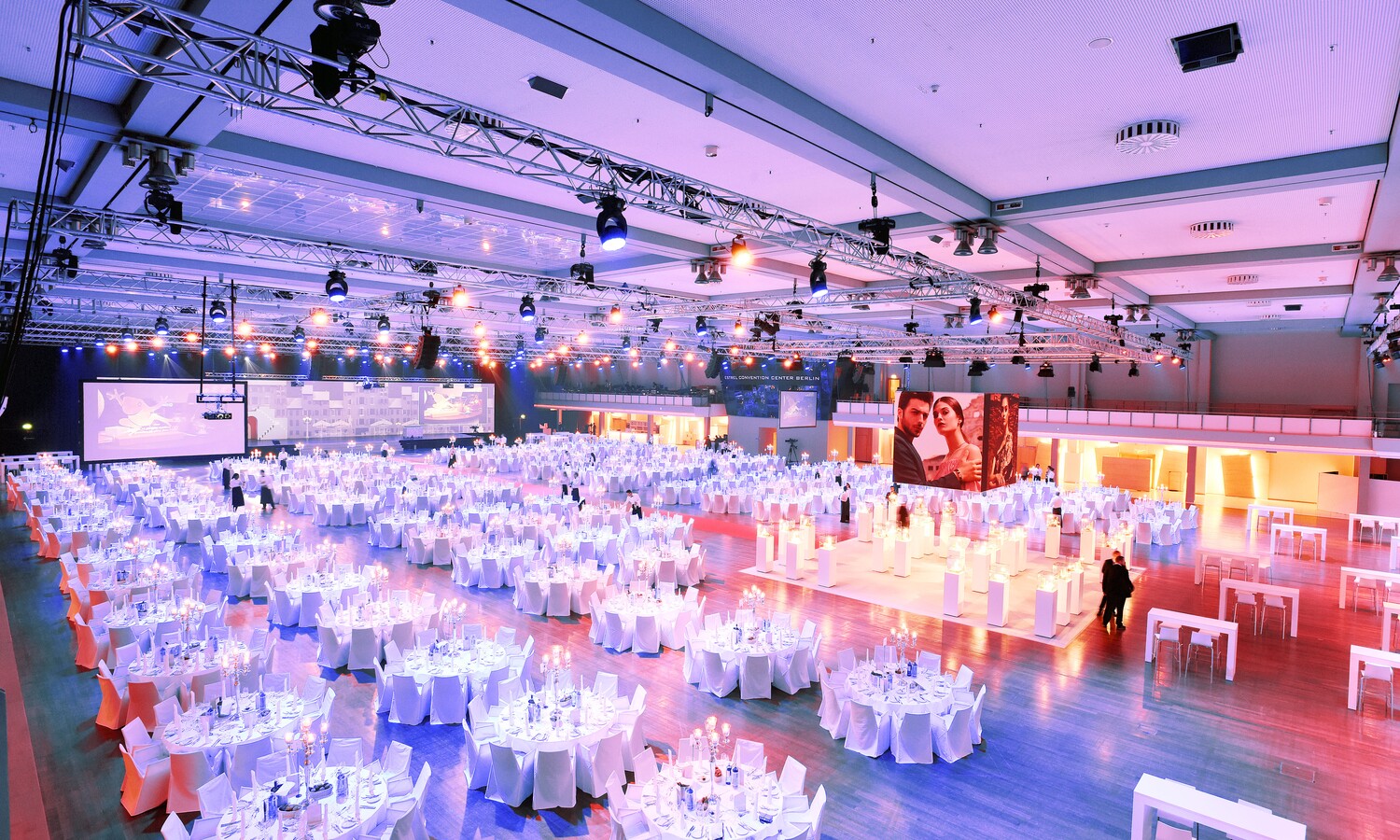 Round tables in elegant atmosphere at Convention Hall I
