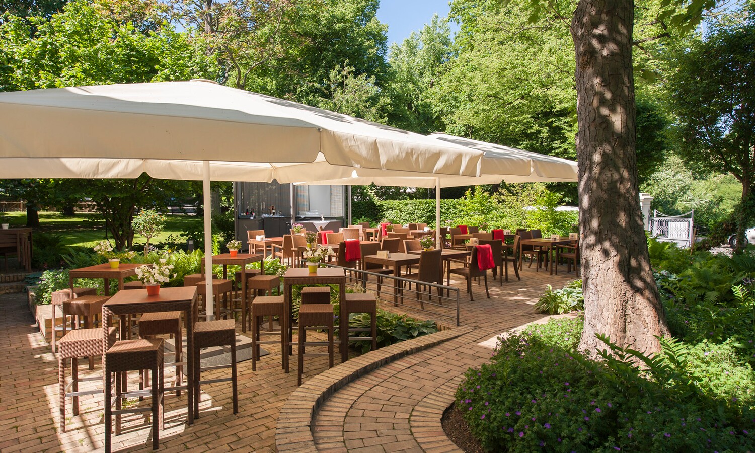 Sonnengeschütze Terrasse des Restaurant Schloss Britz