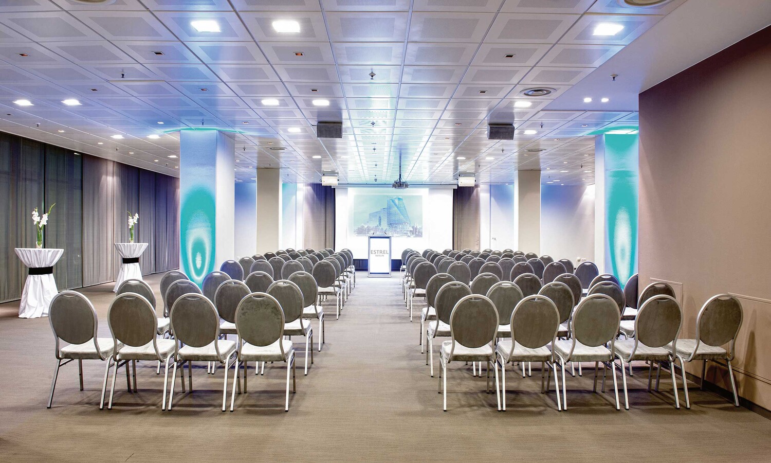 Meeting room with ow seating