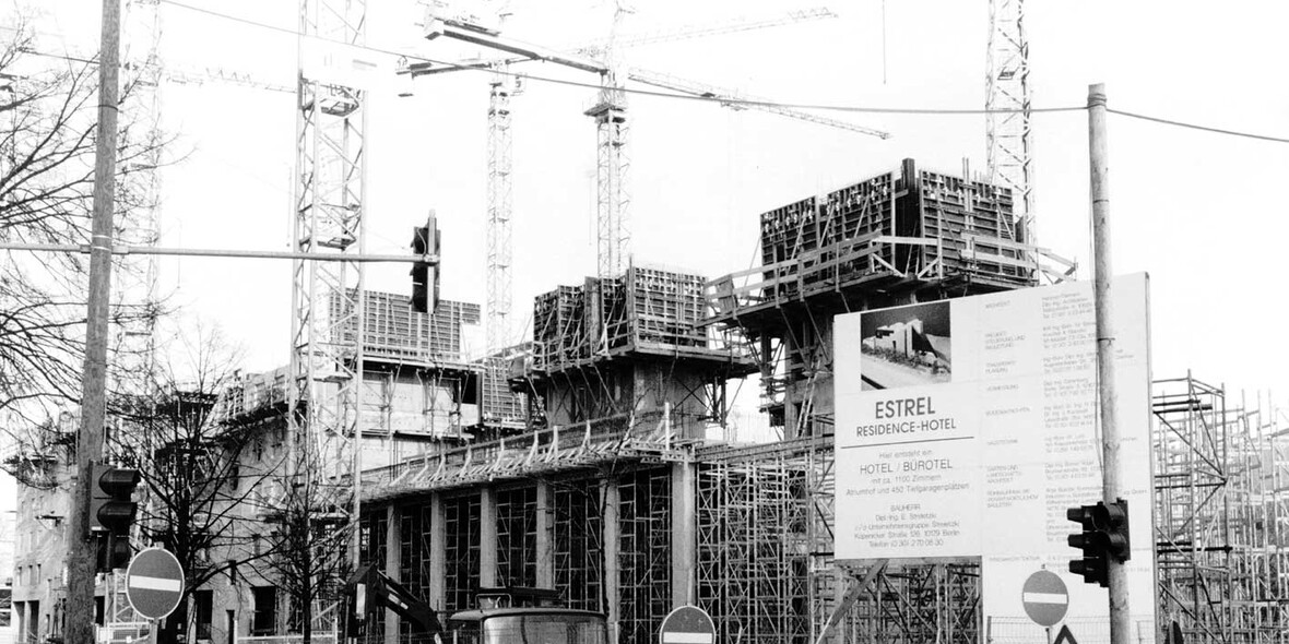 Rohbau des Estrel Hotel 1993