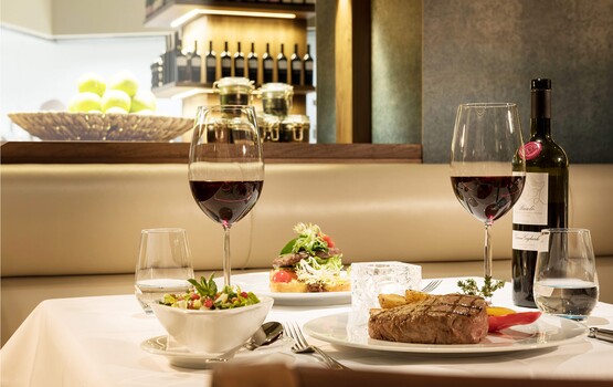 Enjoy a 3-course menu and visit a "Stars in Concert" production.