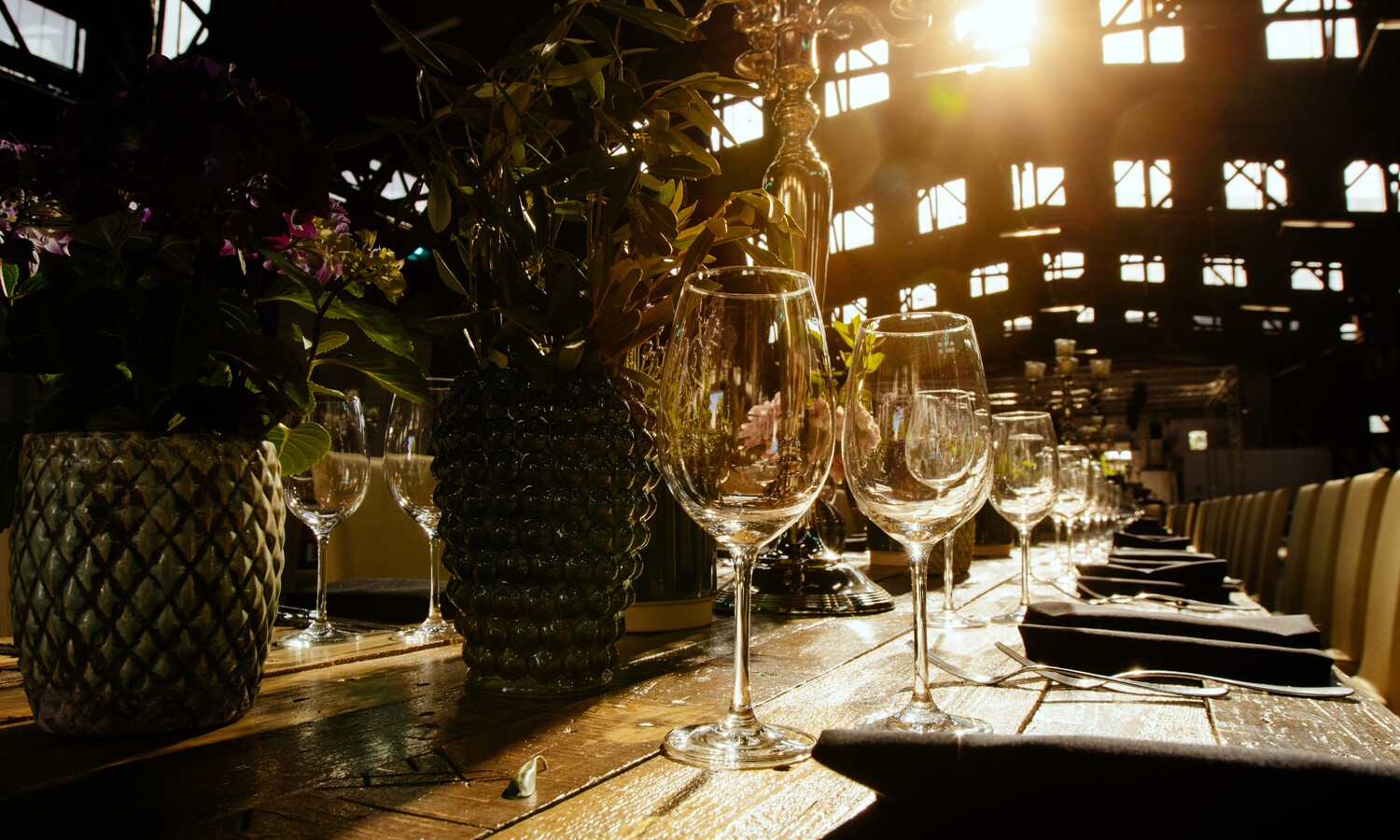 Besteck und Weingläser