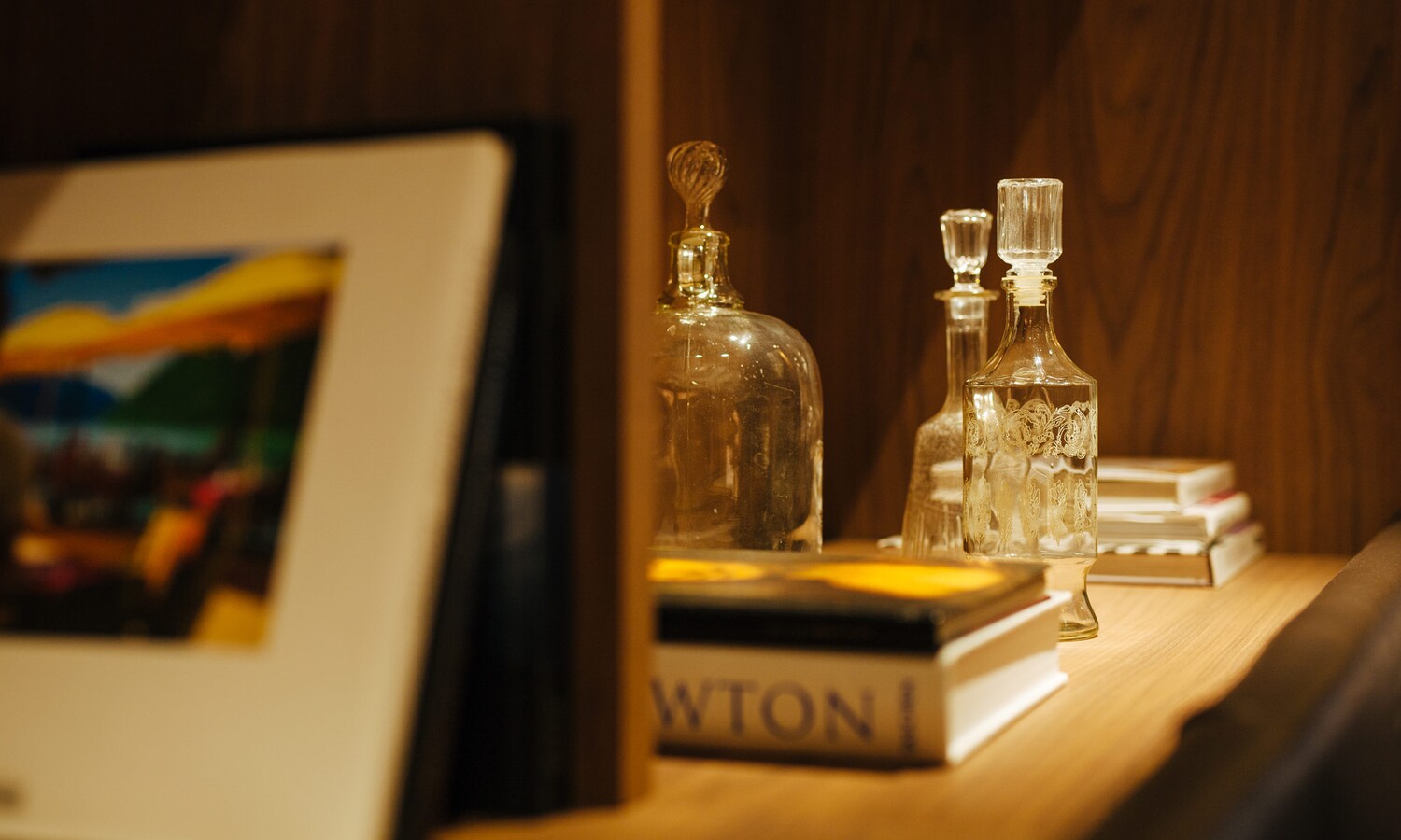 Regal mit Dekoration im Estrel Privee