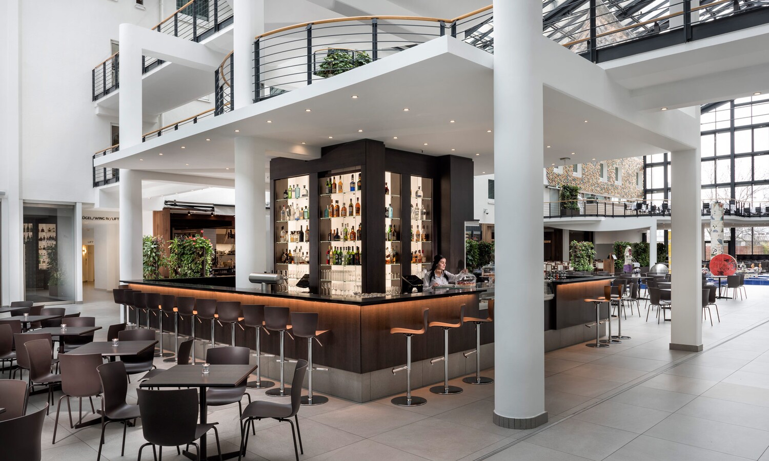 Estrel Atriumbar mit Sitzmöglichkeiten