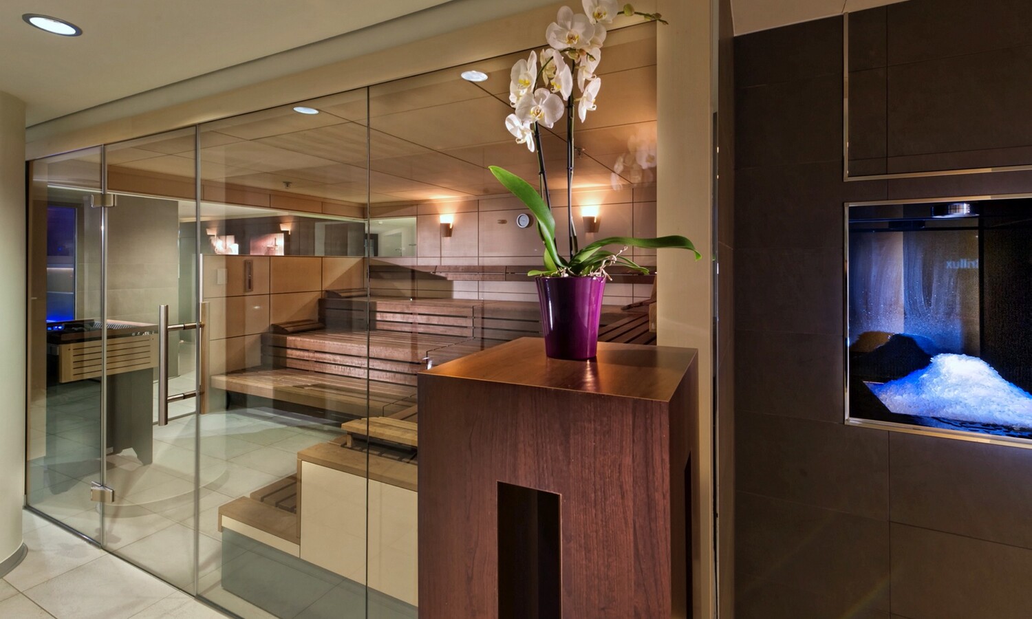 Finnische Sauna und Eisbrunnen im Estrel Wellnessbereich