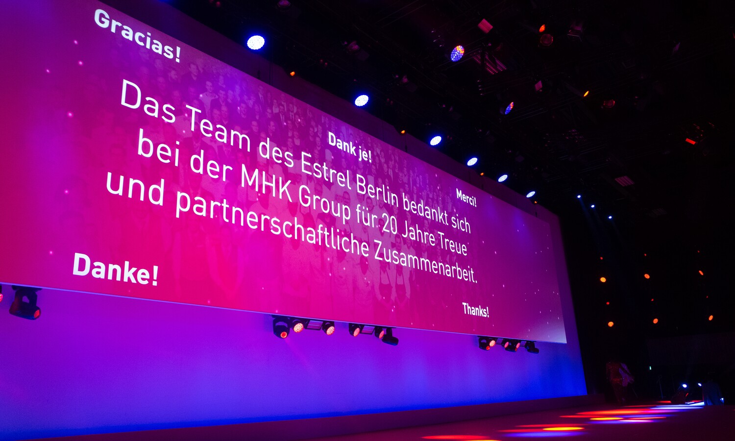 Bühne und Screen mit Dankeswort für partnerschaftliche Zusammenarbeit