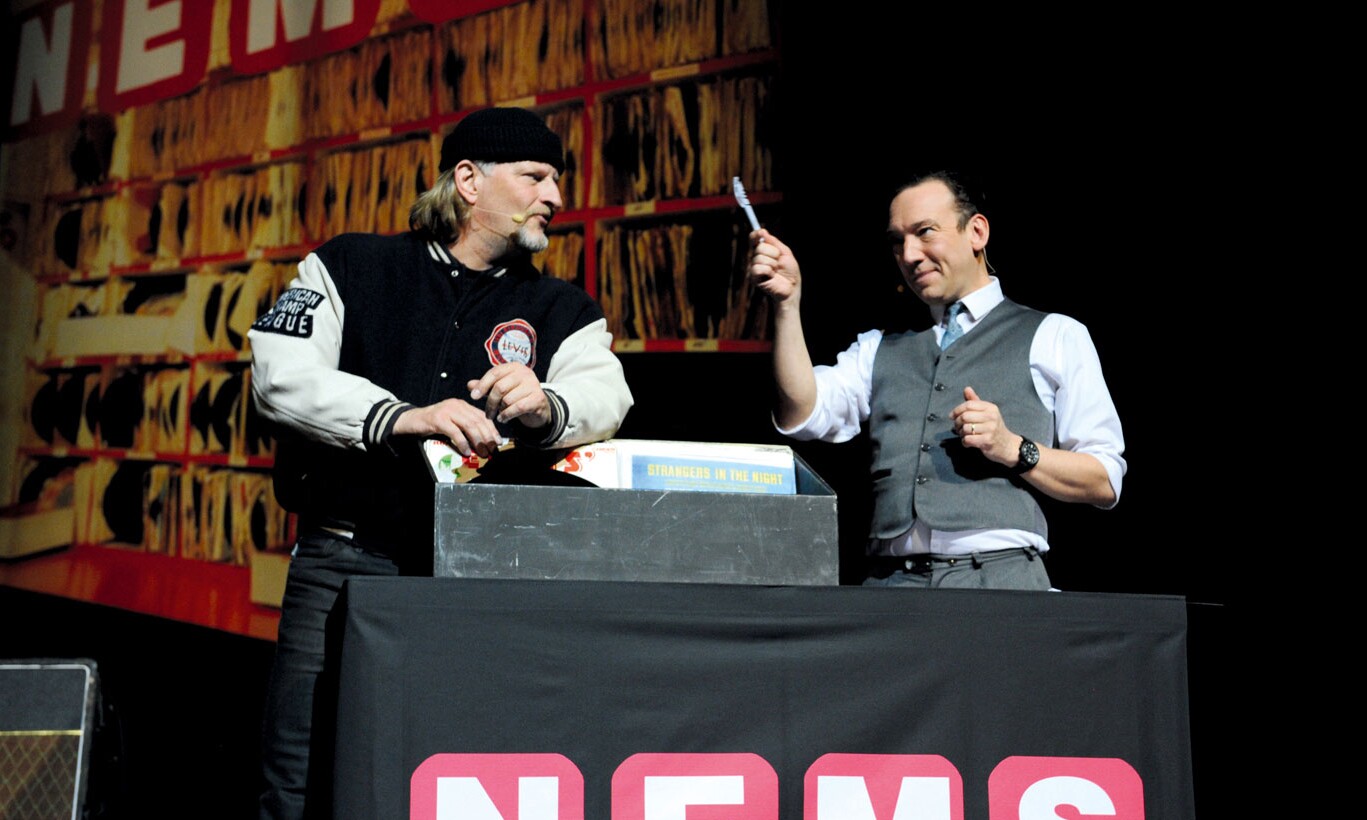 Darsteller des Musical "all you need is love" im Estrel Berlin