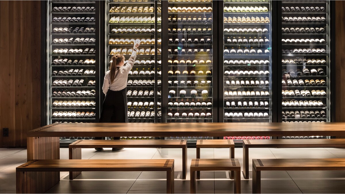 Weinschrank im Estrel Atrium