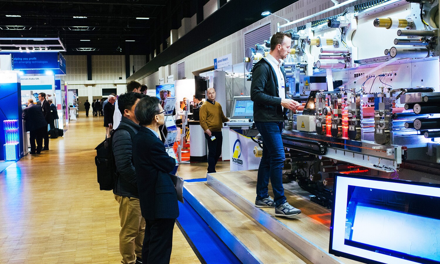 Messestand mit Besucher in der Convention Hall II