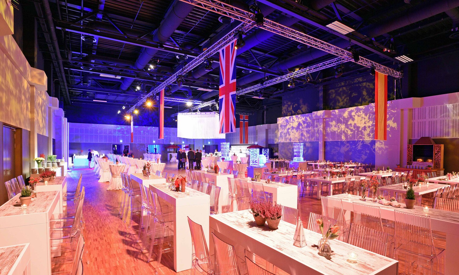 Dekorierte Hochtische im Saal Europa