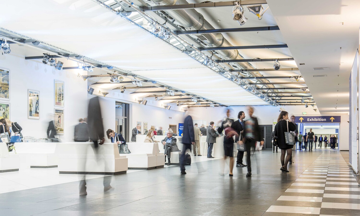 Messebesucher im Foyer 1 im ECC Berlin