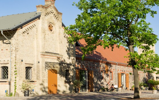 Außenansicht vom Ochsenstall auf dem Gutshof Schloss Britz
