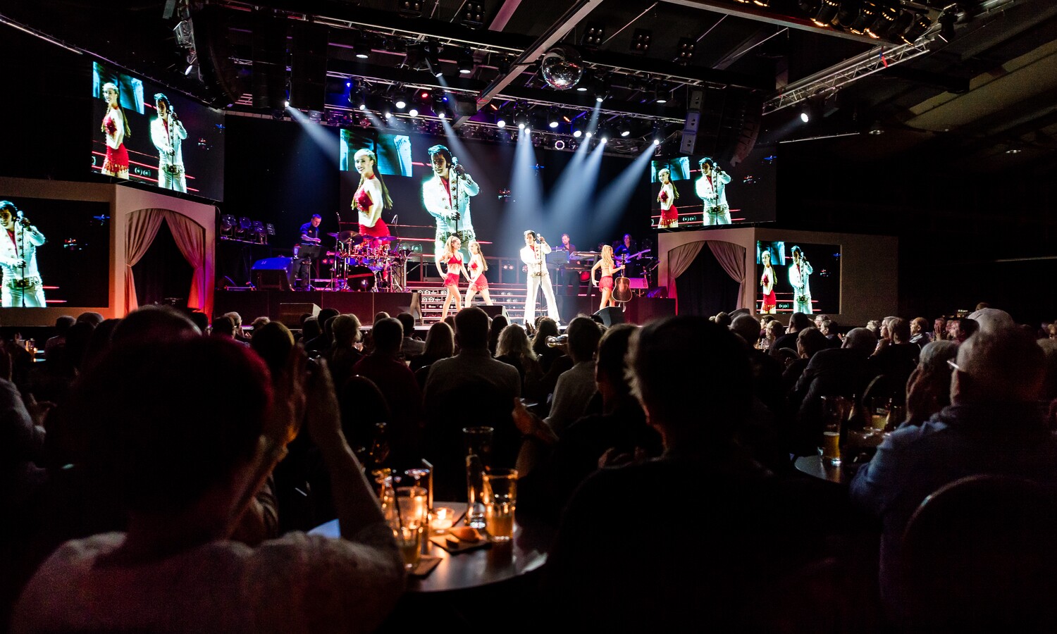 Publikum applaudiert Elvis-Darsteller Grahame Patrick