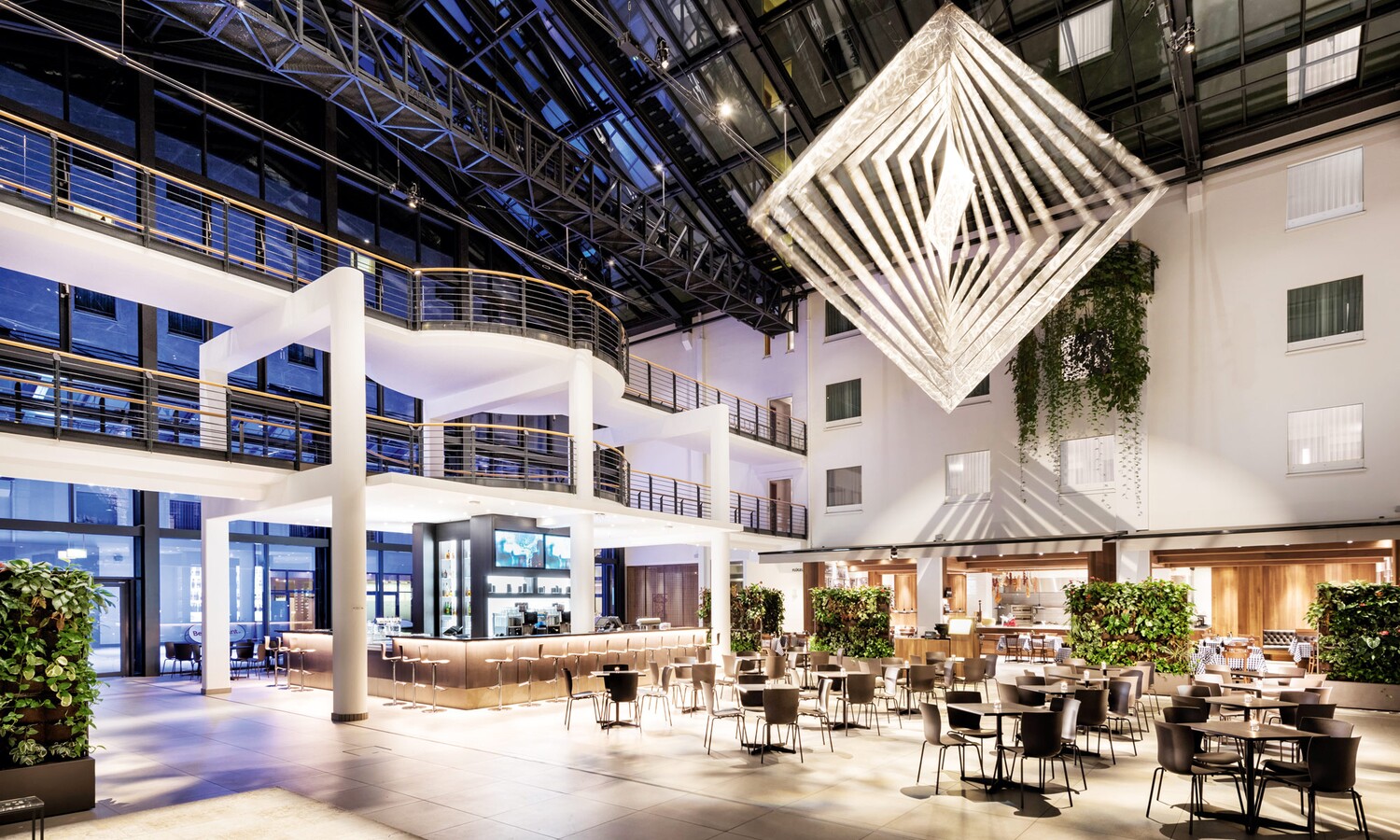 Abendstimmung im Estrel Atrium mit Kunstwerk