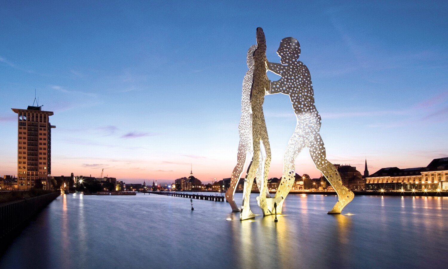 Molecule Man-Skulptur auf der Spree