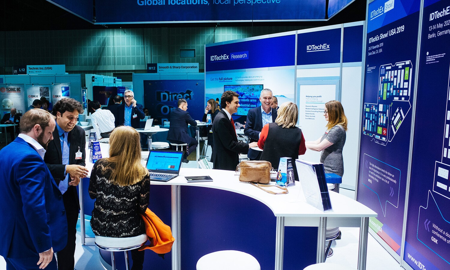 Messestand mit Besucher in der Convention Hall II