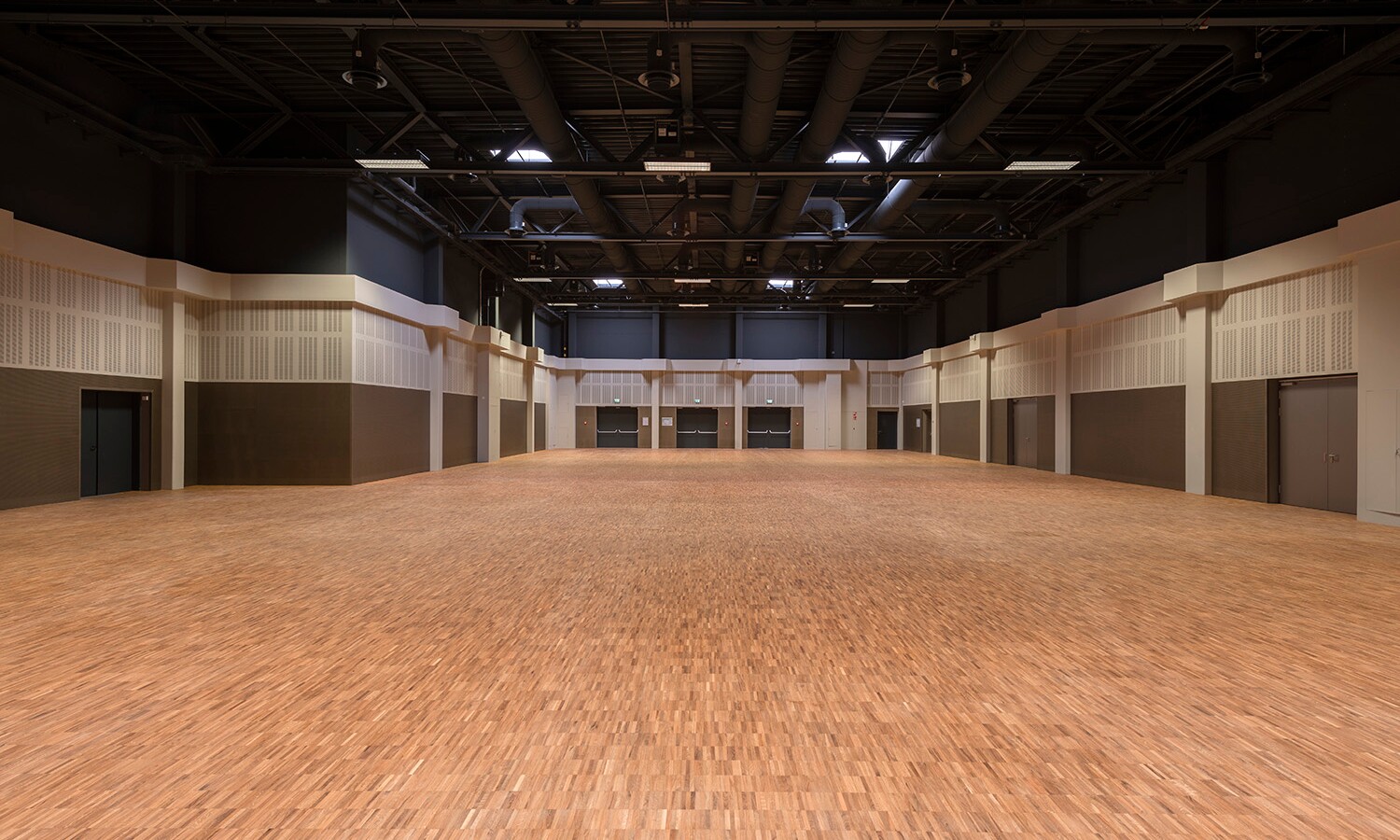 Saal Europa mit Parkett leer