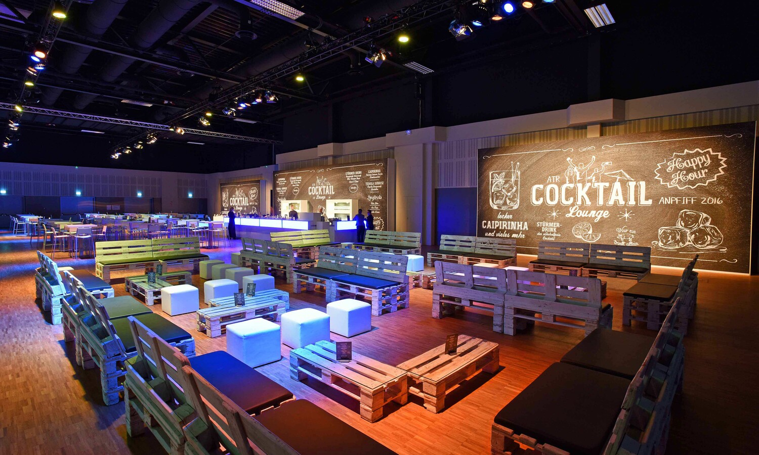 Loungebereich aus Paletten im Saal Europa