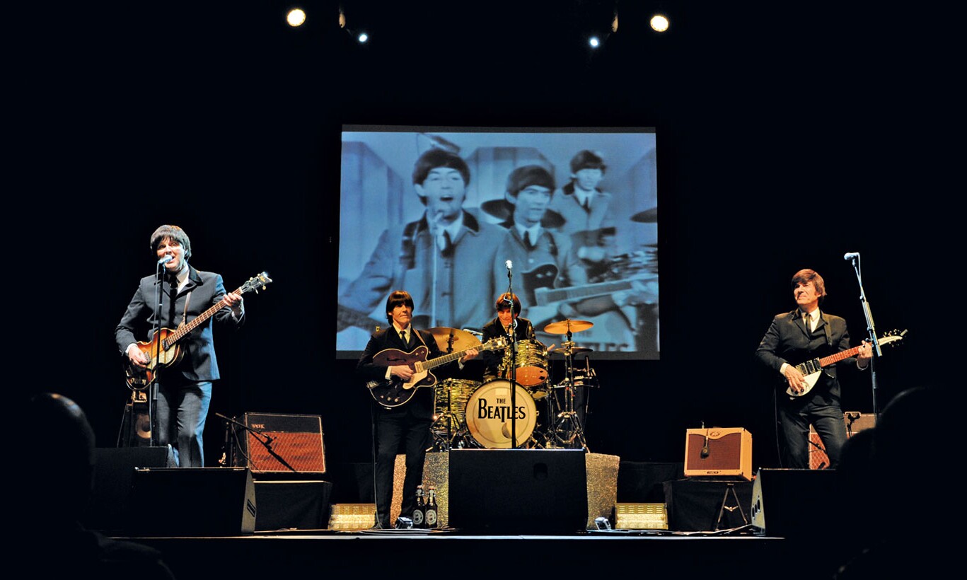 Darsteller des Musical "all you need is love" im Estrel Berlin