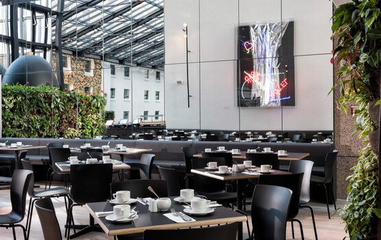 Eingedeckter Frühstückstisch auf La Terrasse