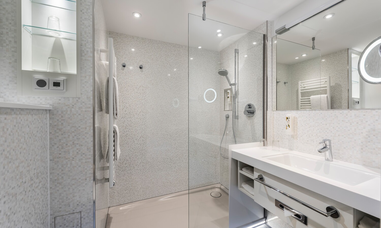 Standard bathroom with shower