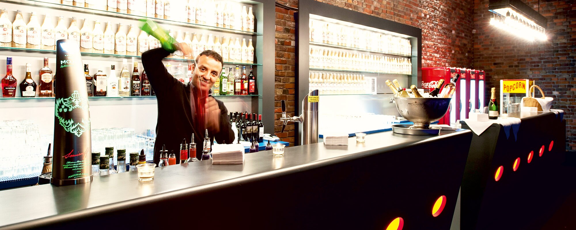 Barkeeper mixt Cocktails im Estrel Showtheater Berlin