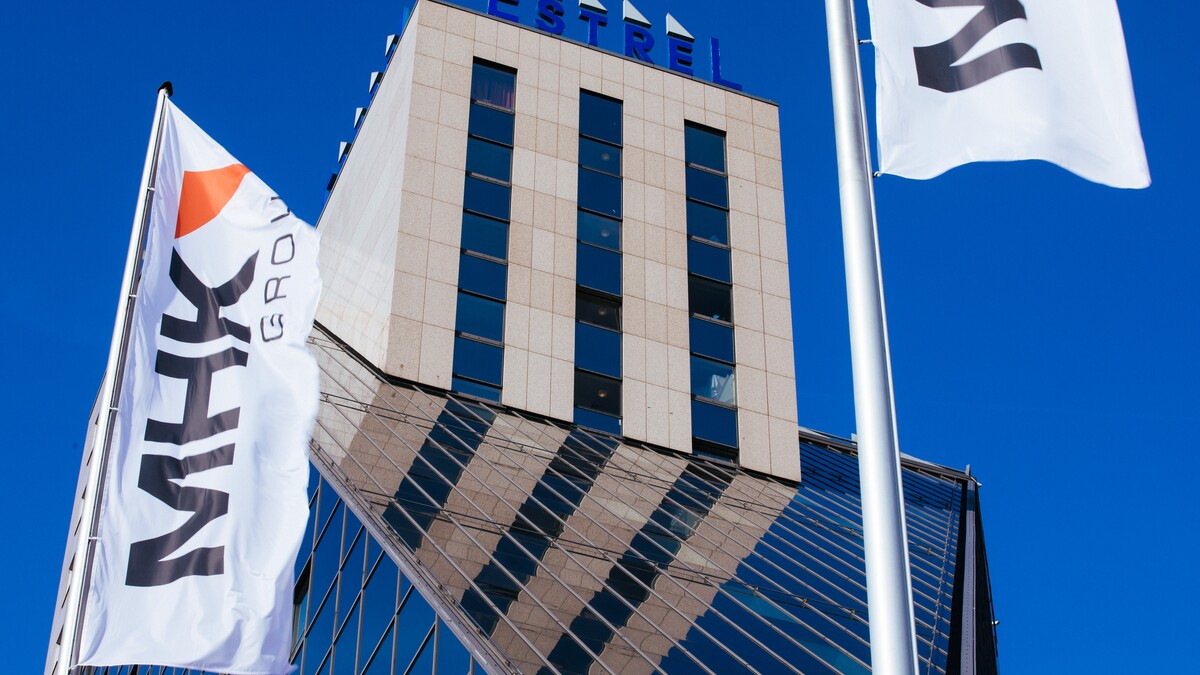 Estrel Außenansicht mit MHK Group Flagge