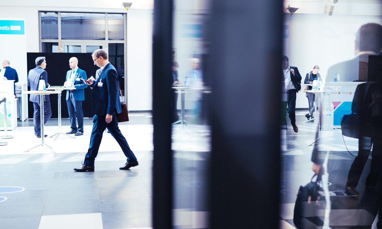 Messebesucher im Foyer des ECC Berlin