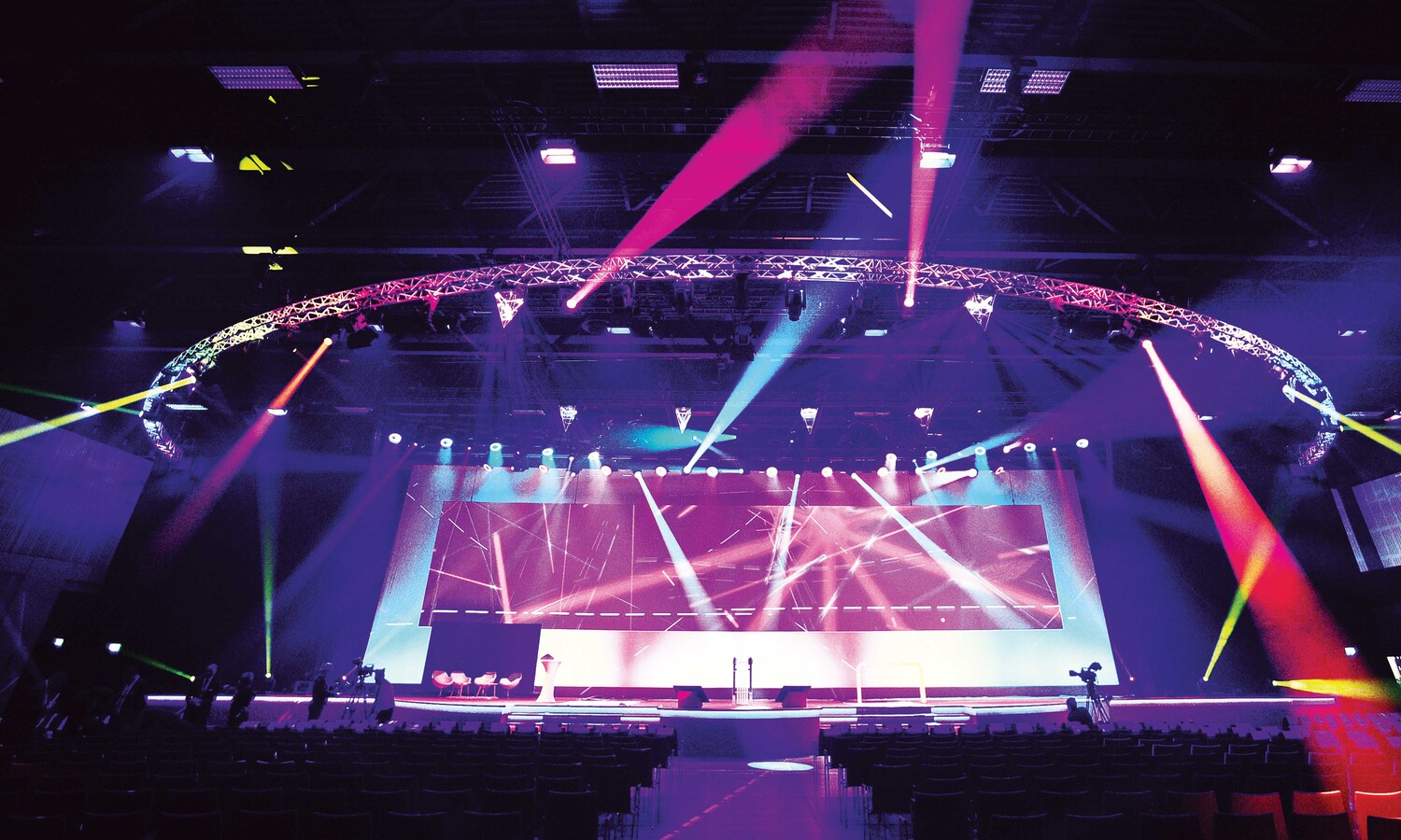 Bühne mit Lichttechnik in Convention Hall II