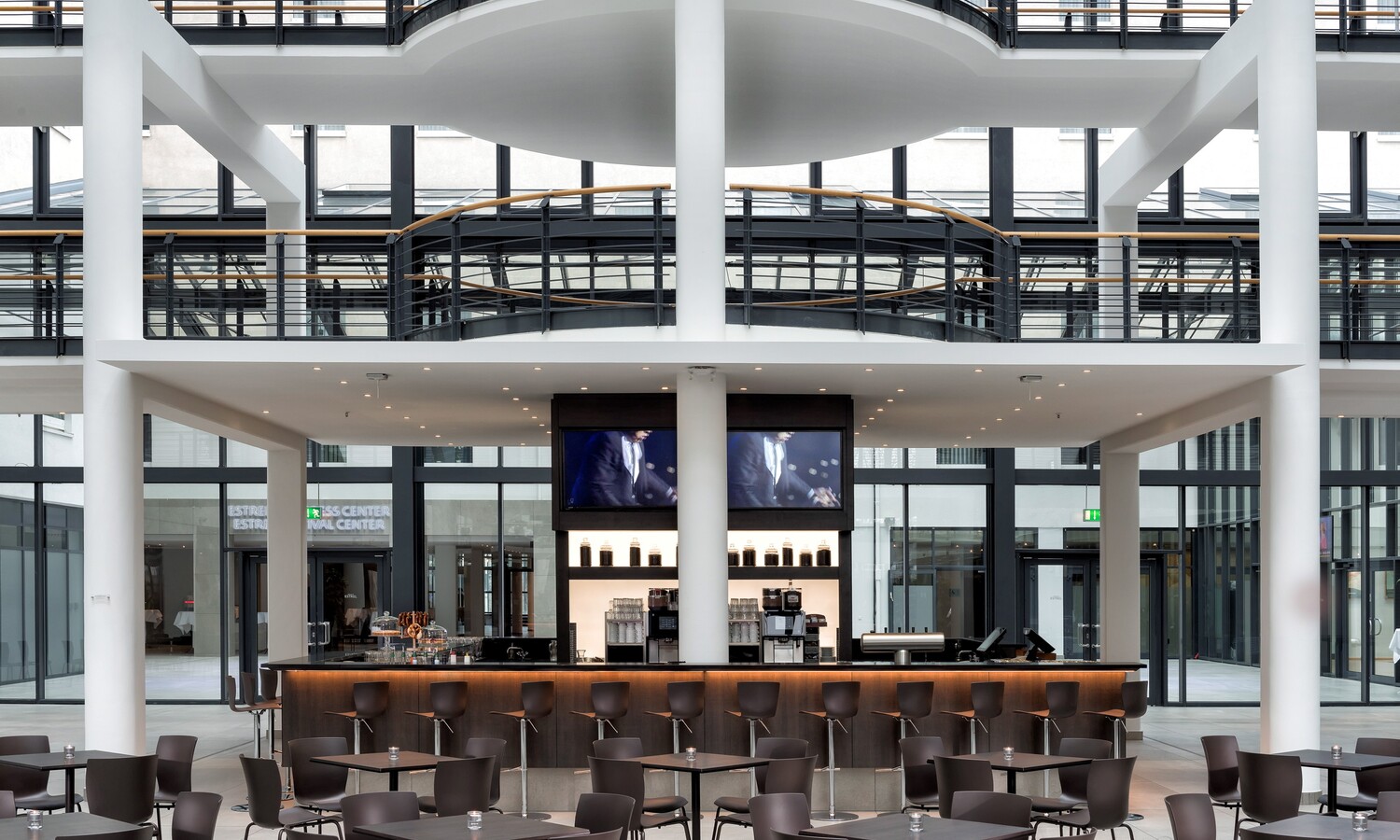 Estrel Atriumbar mit Sitzmöglichkeiten