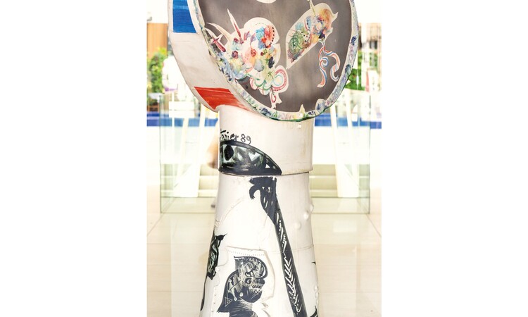 Keramikkunst am Haupteingang vom Estrel Berlin