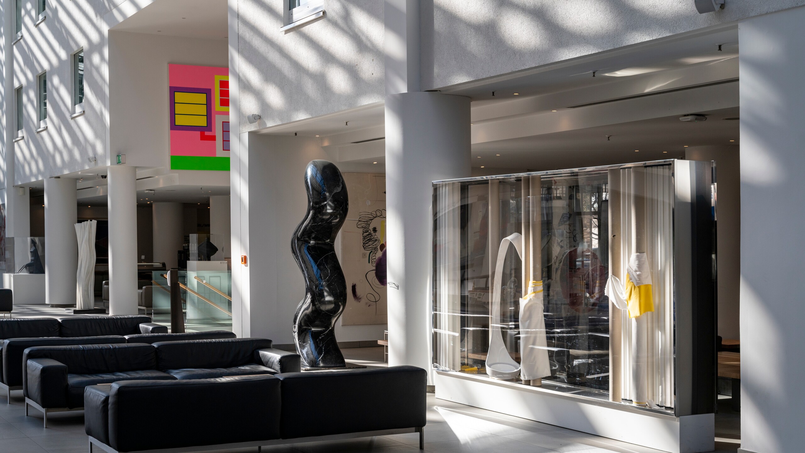 Ausschnitt Kunstwerke im Atrium