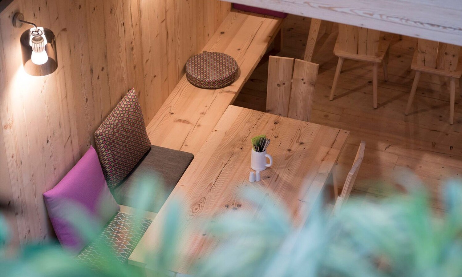 Holz Sitzbank im Restaurant Estrel Stube