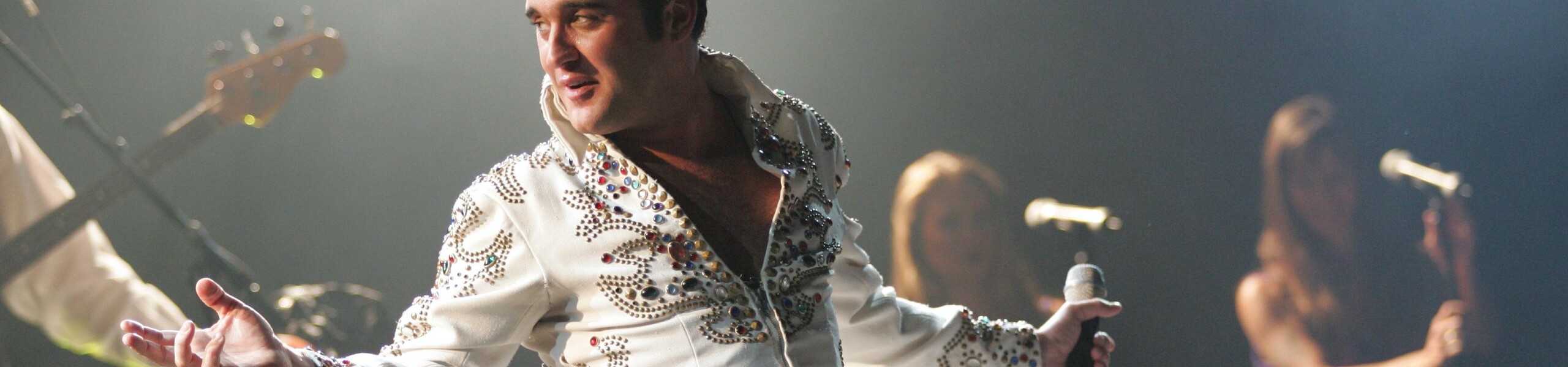 Doppelgänger Grahame Patrick als Elvis Presley in weißem Jumpsuit